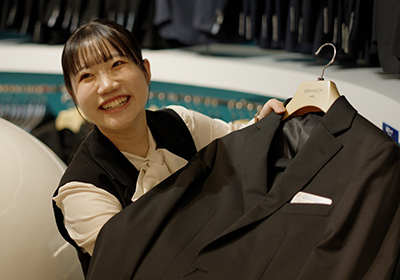 お客様にスーツのご提案をしているTさんの写真