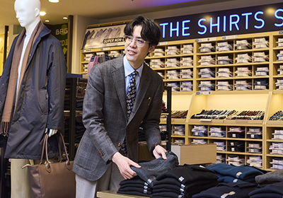 ディスプレイされた商品を整頓しているKさんの写真